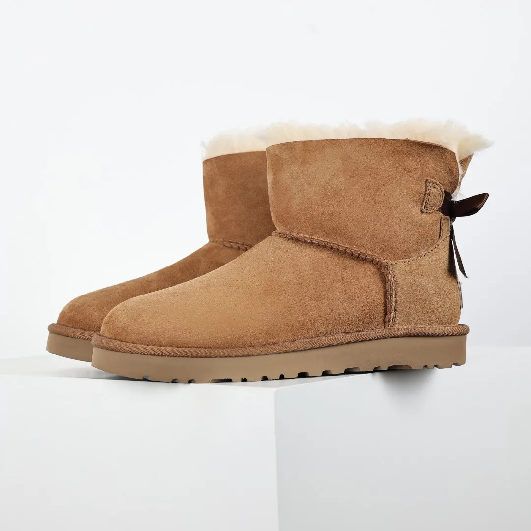 Pick up locally 💰560 The core recommendation is good price UGG bailey MiNi bow 2.0 series Xiaohongshu hot model Henan Longfeng leather production Sheepskin and fur integration Top quality in the market Waterproof upper material 2-3 cm cashmere insole to keep warm in winter and suitable for home use UUG launches a style series in the new year, partially skewed toward the preferences of young consumers, and also at the forefront of fashion trends Shoe body material Water-repellent coated suede upper 17mm UGGPURE™ implanted wool insole Lightweight non-slip comfortable rubber outsole With brand LOGO Trademark Comes with full packaging Size: 35 36 37 38 39 40
